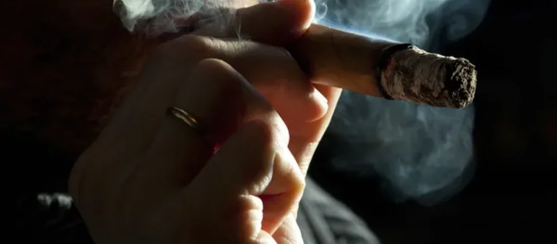 como fumar charutos